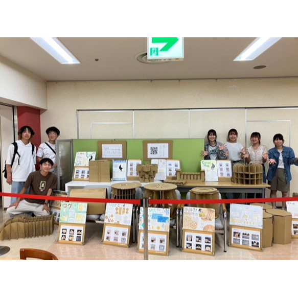 地域の大人たちとのコラボ！　その人のための「いつどこスツール」展示